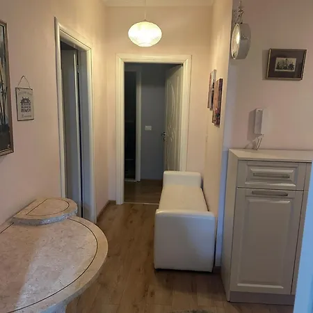 Apartman Modern 2br With Living And Private Garage Kashari