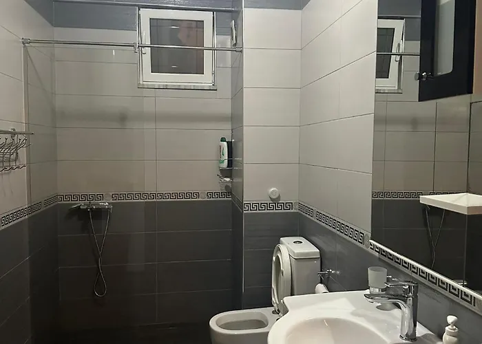 Modern 2br With Living And Private Garage Apartament Kashari